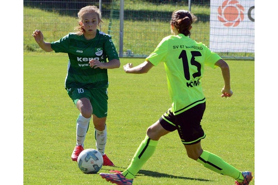 2:2 hieß es am Ende im Heimspiel des SV Alberweiler (am Ball Kristina Halcinova) gegen Weinberg (hier Annika Kömm). (Foto: Peter Herle)