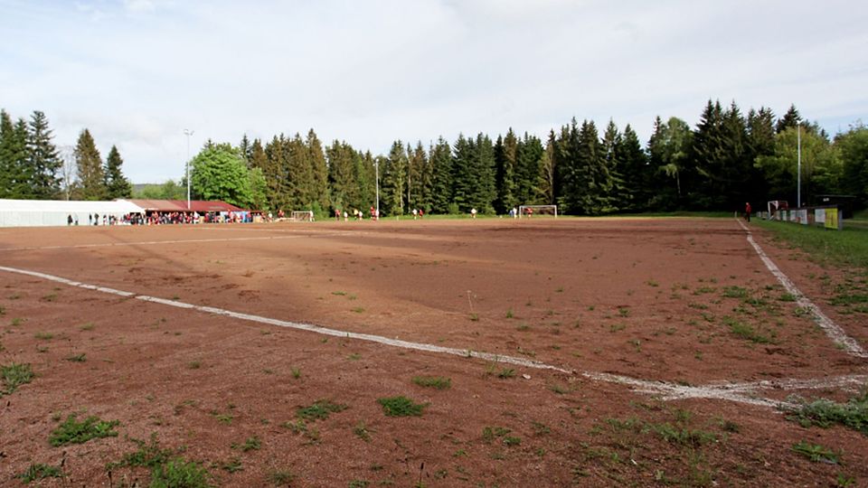 Im Sommer steinhart, im Winter eisig: Der Hartplatz in Häg-Ehrsberg liegt fast 1000 Meter über dem Meer.  | Foto: Matthias Konzok