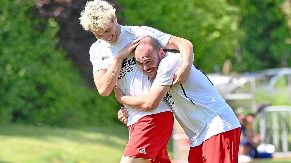 Florian Pfaffl (rechts) bejubelt mit Marvin Czerwonka (links) den Heimsieg gegen den Kissinger SC.