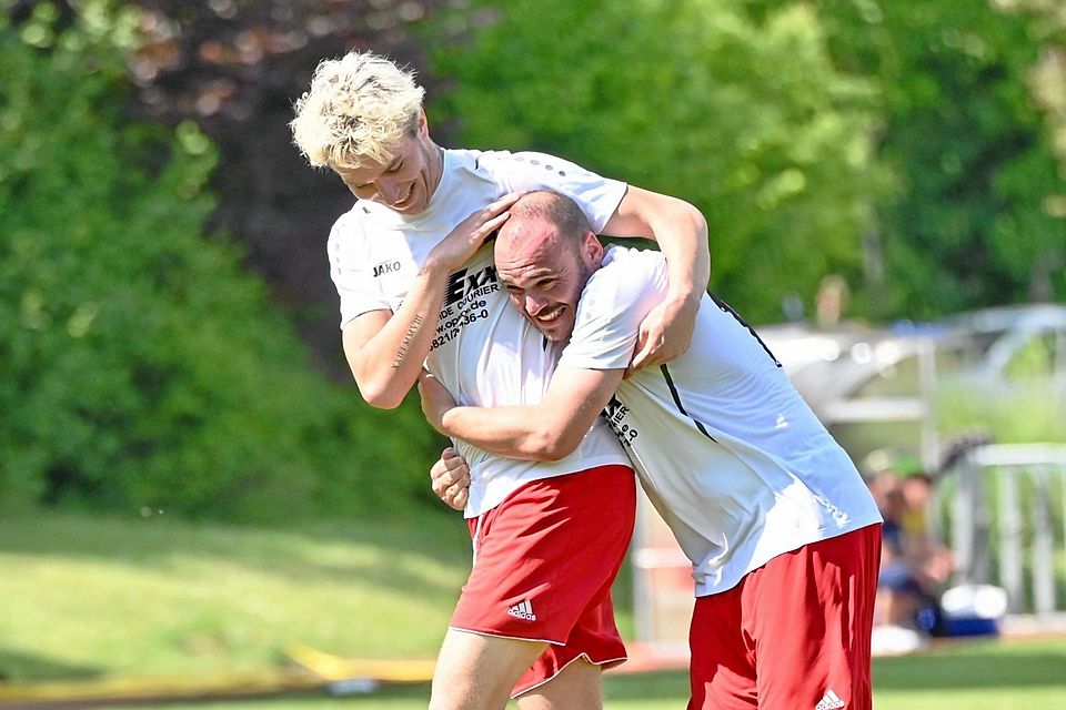 Florian Pfaffl (rechts) bejubelt mit Marvin Czerwonka (links) den Heimsieg gegen den Kissinger SC.