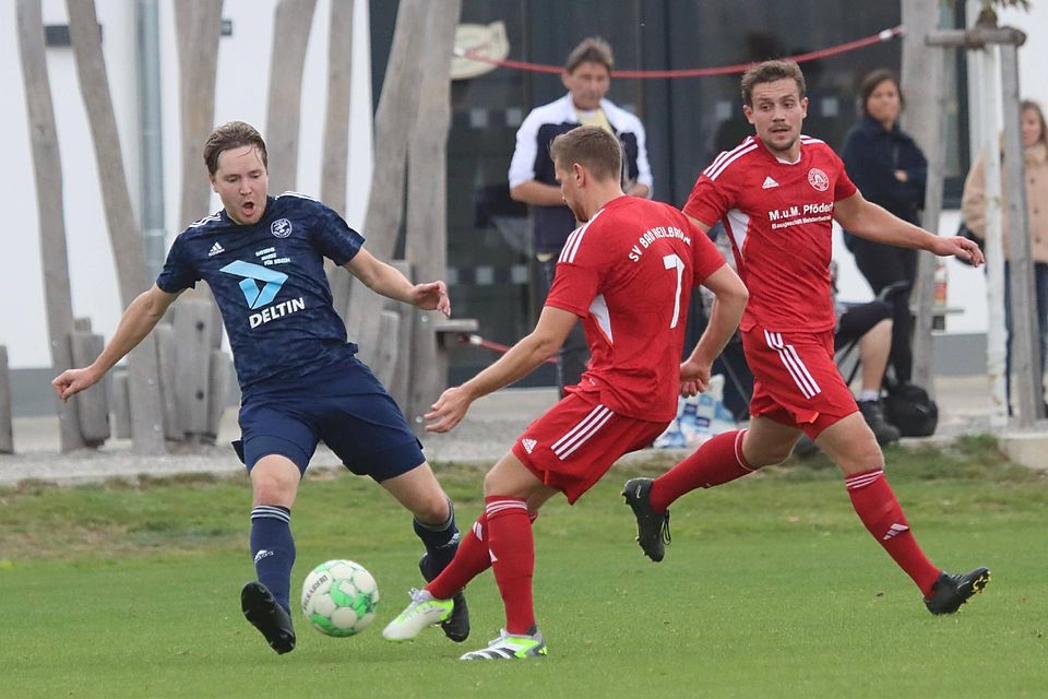 Der Einsatz wurde belohnt: Lukas Greif (im blauen Trikot) und der VfL Denklingen erreichten gegen Bad Heilbrunn ein 1:1. dadurch setzten die Denklinger ihre gute Serie auf heimischen Platz fort.