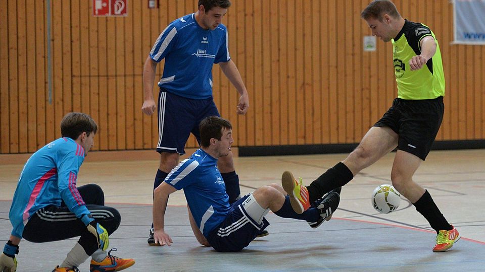 Der FC Oberpöring (rechts) will seinen Titel in der Futsal-Bezirksliga verteidigen. F: Hofer