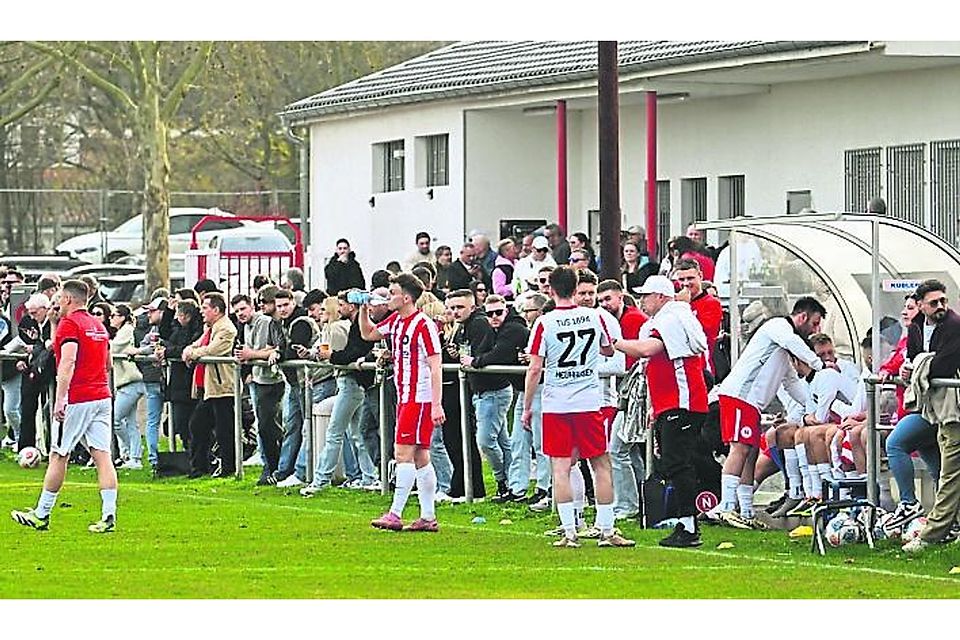 Derbys wie das der Landesligisten TuS Neuhausen und TSG Pfeddersheim sind Publikumsmagnete. Es soll sie auch nach der Reform des Spielbetriebs geben. Zur Not wird bei der Staffeleinteilung der Computervorschlag vom Spielausschuss ausgehebelt. 	Archivfoto: Mirco Metzler / pakalski-press