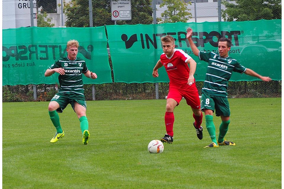 Enges Duell: Benjamin Reutzsch (li., Spvgg Cannstatt) gegen Ricardo Luongo (re., TSV Rohr).