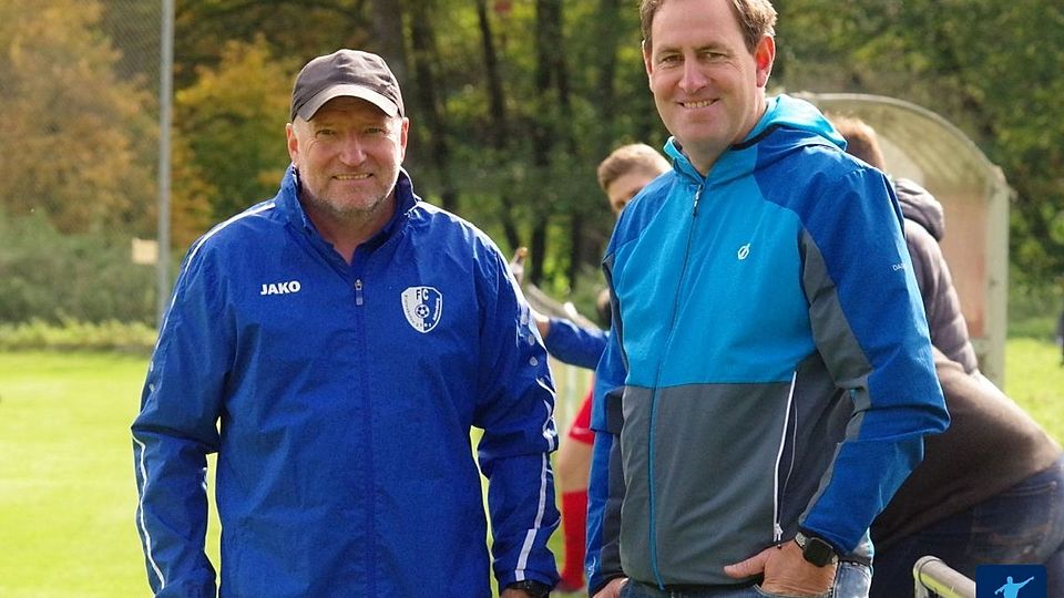 Haben gut lachen: Pielenhofens Trainer Jürgen Schneider (links) und Robert Huber sind mit ihrer Mannschaft zurück an der Kreisliga-Spitze.