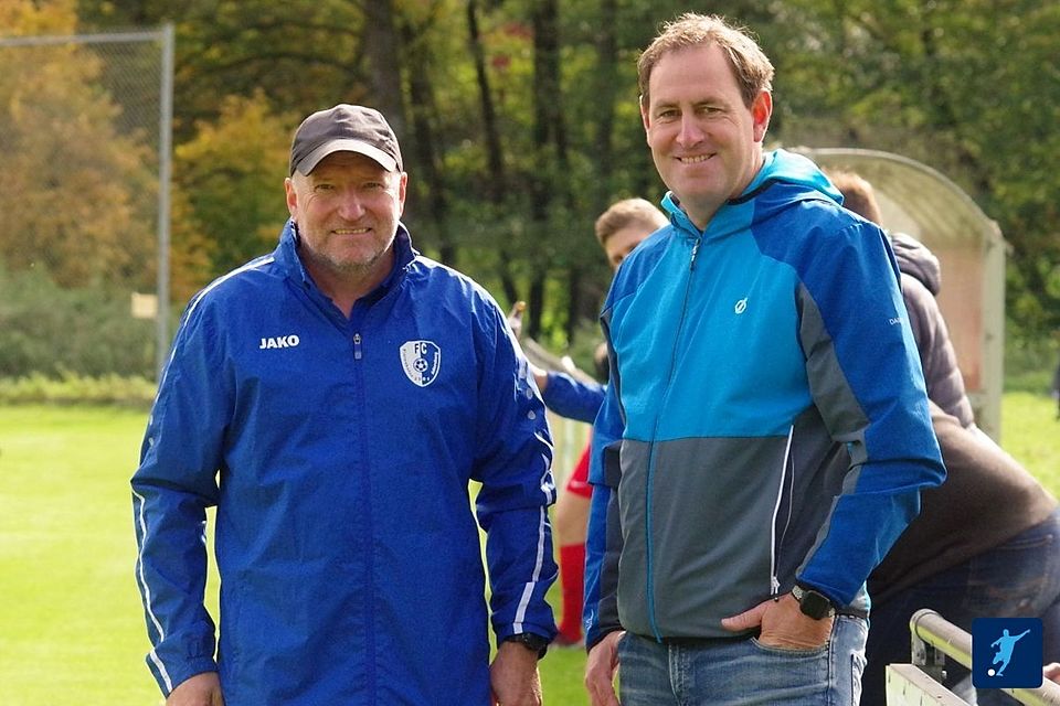 Haben gut lachen: Pielenhofens Trainer Jürgen Schneider (links) und Robert Huber sind mit ihrer Mannschaft zurück an der Kreisliga-Spitze.