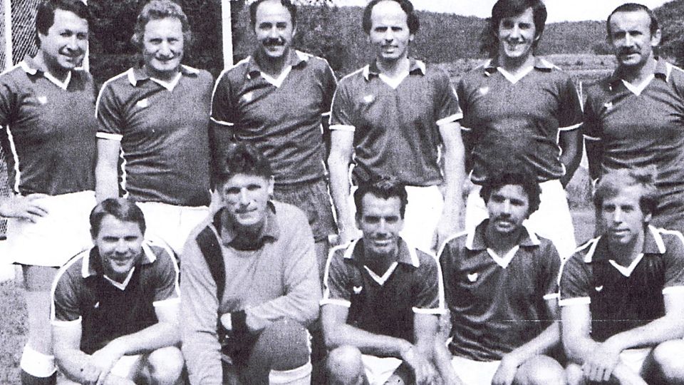 Kurt Ottmann (vordere Reihe, Dritter von links) leitete zwei Jahrzehnte die Alt-Herrenmannschaft des Lahrer Fußballvereins.   | Foto: Repro Wolfgang Beck
