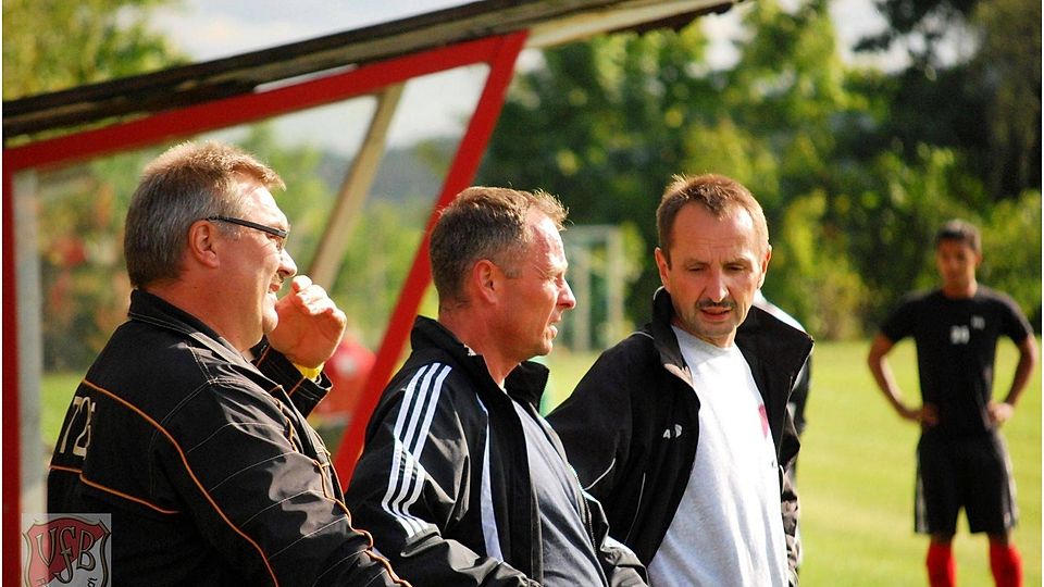 Trainer Manfred Rast, hier in der Mitte, zusammen mit Abteilungsleiter Karl-Heinz Klein jun. und Chefbetreuer Manfred Östreicher, verläßt ab sofort den VFB Rothenstadt. Neuer Trainer ist Serkan Dogdu