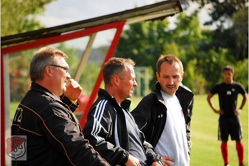 Trainer Manfred Rast, hier in der Mitte, zusammen mit Abteilungsleiter Karl-Heinz Klein jun. und Chefbetreuer Manfred Östreicher, verläßt ab sofort den VFB Rothenstadt. Neuer Trainer ist Serkan Dogdu