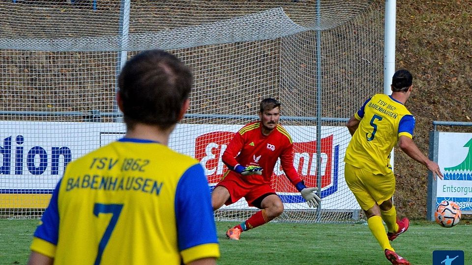 Sebastian Schwegle im 1 gegen 1 Duell gegen den Torhüter David Graßl