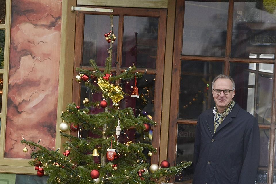 Auszeit: Weihnachten ist auch für die schwer beanspruchten Fußballschaffenden ein Termin, den man nicht mal eben abhakt. bei Ex-Bayern-Boss Karl-Heinz Rummenigge (l.) kommt traditionell die Großfamilie unter dem Baum zusammen, drei Generationen.
