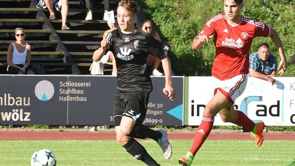 Nicht nur der 17-jährige Jonas Schneider (links) hat bei seinen ersten beiden Landesliga-Einsätzen gezeigt, dass der FC Gundelfingen in Zukunft auf den eigenen Nachwuchs bauen kann.   F.: Walter Brugger