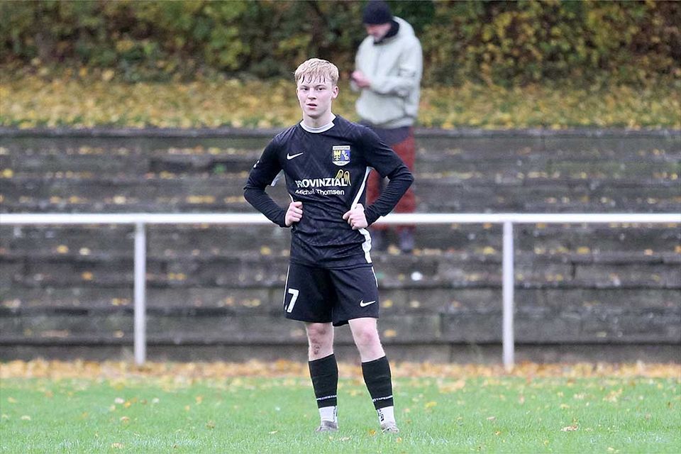 Kevin Thomsen bringt den SV Dörpum mit 1-0 nach vorne. 