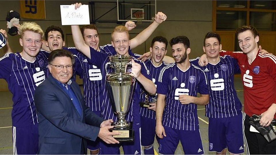 Pokal vom Bürgermeister: Hartmut Nümann übergibt die Sieg Trophäe an die U21 des VfL Osnabrück. Foto: Pentermann