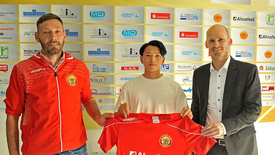 FCM Cheftrainer Stefan Lau mit Seki Kanta und FCM-Sportdirektor Björn Blechenberg
