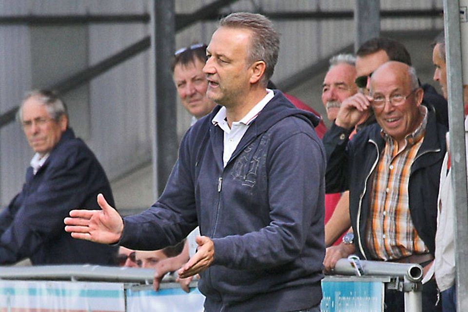 Aufmunternde Worte vom Trainer: Jürgen Schmid steht am Sonntag ein vorerst letztes Mal für den FC Affing an der Seitenlinie.  Foto: Reinhold Rummel