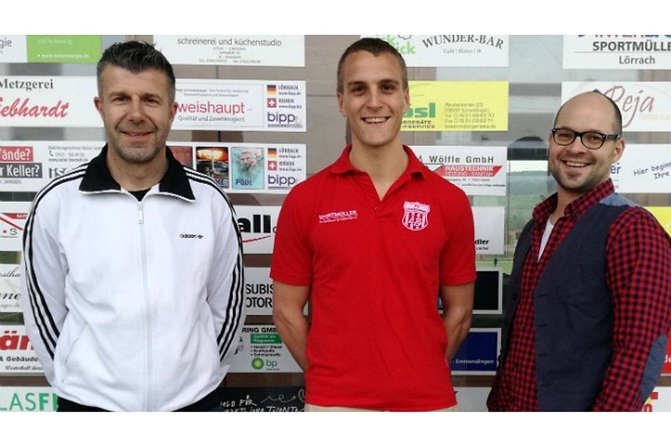 Trägt künftig rot statt grün: Neuzugang Patrick Keller (Mitte) im FVLB-Shirt, gemeinsam mit Trainer Ralf Moser (links) und dem sportlichen Leiter Martin Aßmuth | Foto: Verein
