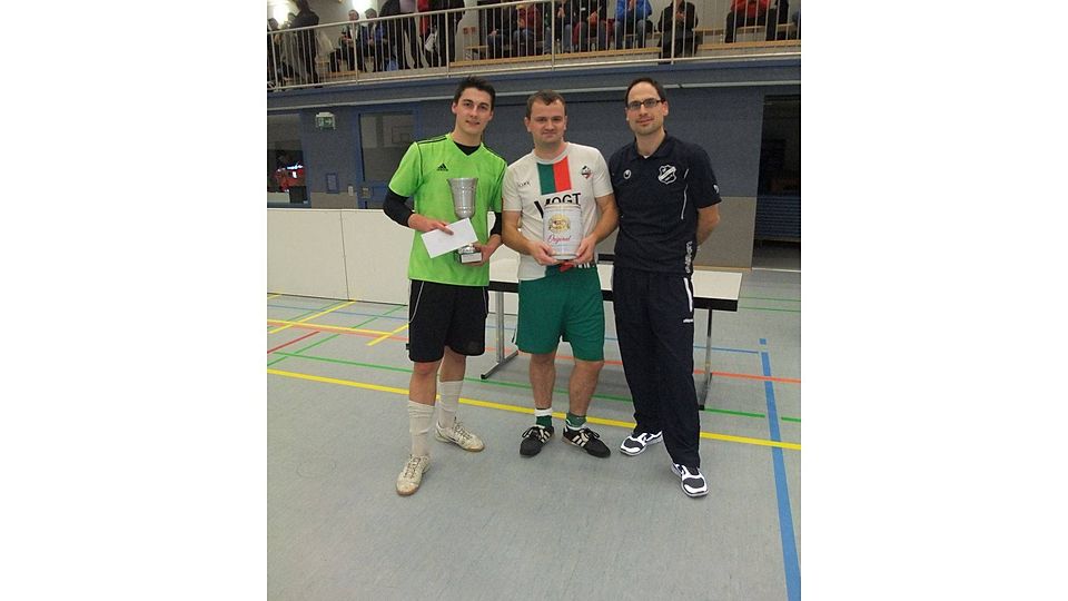 Turnierorganisator Rainer Janz mit dem Vorjahressieger SC Staig.