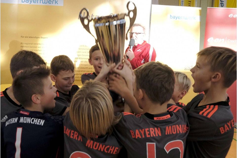 Eines des am besten besetzten Jugendfußballturniere Europas ist der Gilchinger Junior Cup. Am Wochenende wird der Siegerpokal bereits zum 25. Mal ausgespielt.  Stefan Schuhbauer-von Jena