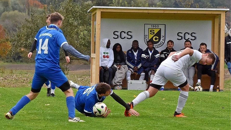 Der SC Schöngeising (in Weiß) im Spiel gegen den SC Gröbenzell.