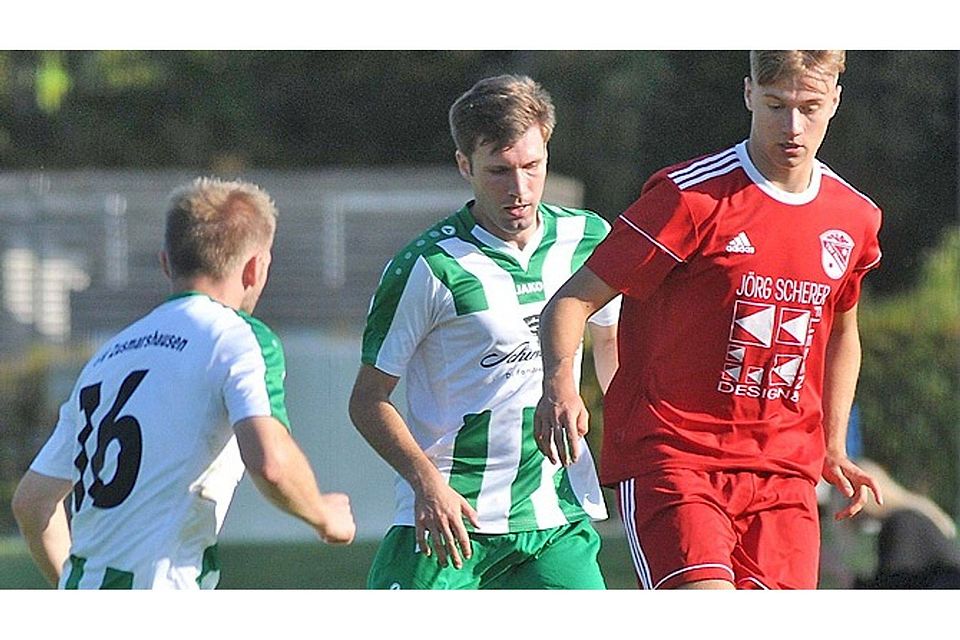 Der TSV Neusäß ließ sich auch vom TSV Zusmarshausen nicht aufhalten. Hier zieht Emanuel Blenk (rechts) an Andreas Belak und Dominik Demharter vorbei.  Foto: Andreas Lode