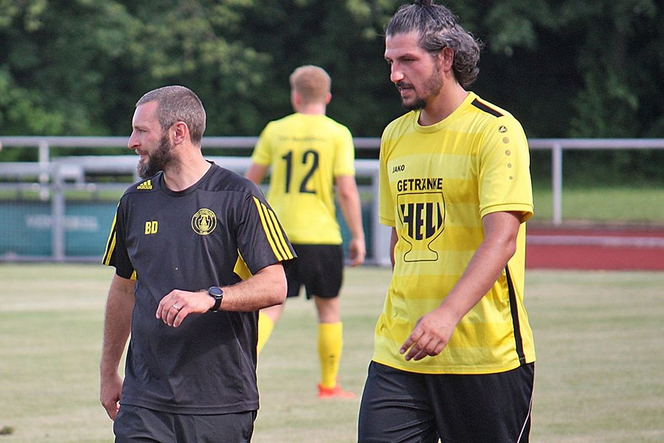 „Wir geben der Mannschaft die Chance, ihr Können unter Beweis zu stellen.“ Mindelheims Trainer Benedikt Deigendesch (links) sieht seine Mannschaft in der Bezirksliga durchaus konkurrenzfähig. Obwohl die Mindelheimer vor der Saison kaum Neuzugänge verpflichtet haben.