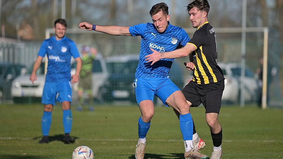 Im Landkreisderby zwischen Burglengenfeld (rechts Fernando Roesler) und Ettmannsdorf (Kevin Grünauer) ist immer Feuer drin.