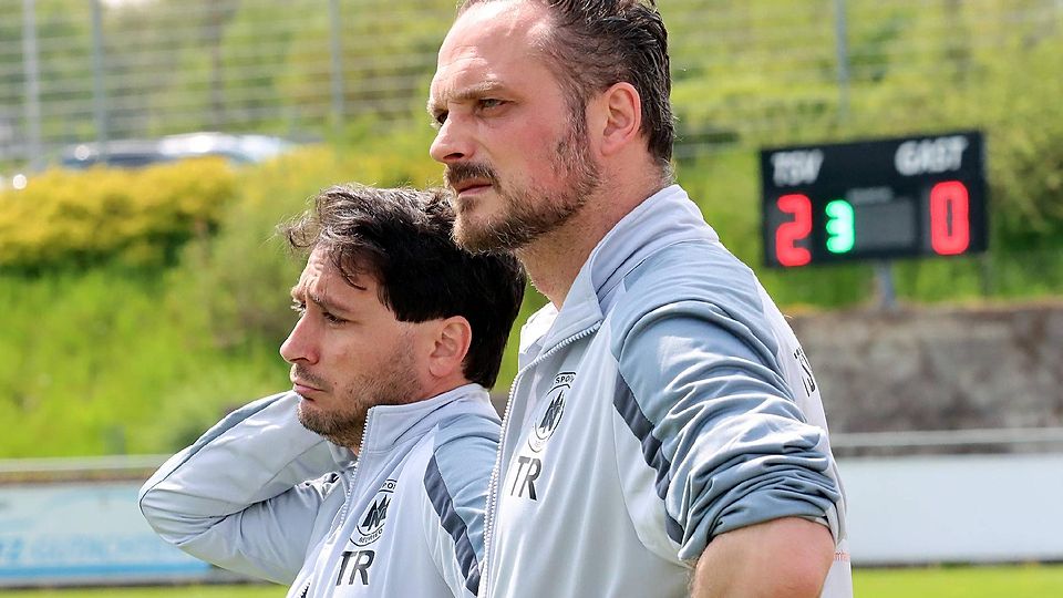 Bleiben auch kommende Saison Trainer des TSV Neuried – unabhängig von der Liga: Chefcoach Daniel Dörfler (vorne) und Co-Trainer Manuel Nuñez Beyerle. A-Foto: Dagmar Rutt