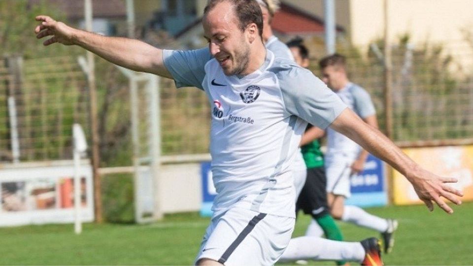 Es kommt nicht oft vor, doch Christoph Schamber, mit elf Toren bester Angreifer des VfR Bürstadt, ist gestern Abend beim Remis im Derby beim FSV Riedrode leer ausgegangen. 	Foto: Thorsten Gutschalk