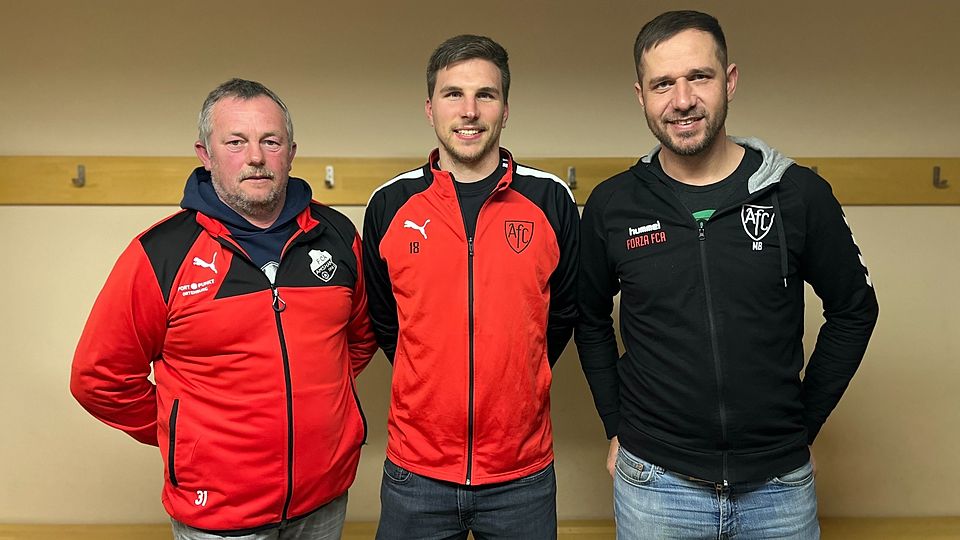 Abteilungsleiter Florian Beinlich (mitte) begrüßt Herbert Hartmann (li.) und Mathias Bremberger (re.) als neue Trainer beim FCA.