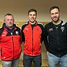 Abteilungsleiter Florian Beinlich (mitte) begrüßt Herbert Hartmann (li.) und Mathias Bremberger (re.) als neue Trainer beim FCA.