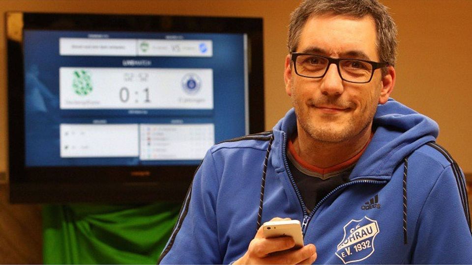 Beim SVR-Hallen-Cup hat Michael Schrade den Liveticker und die Kamera gleichzeitig im Griff Foto: Bäuerle