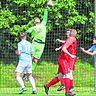 Torwart Jascha Hamm zeigte im letzten Spiel für den SV Groß-Bieberau eine ganz starke Leistung. Hummetroths Andreas Adamek schaut anerkennend hinterher.	Archivfoto: Joaquim Ferreira