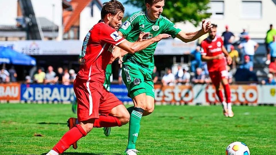 Es war für die Bahlinger schwierig, sich gegen die Homburger durchzusetzen: Hier versucht BSC-Stürmer Shqipon Bektasi vergeblich, das Laufduell gegen den Saarländer Dennis Lippert (rechts) zu gewinnen. 