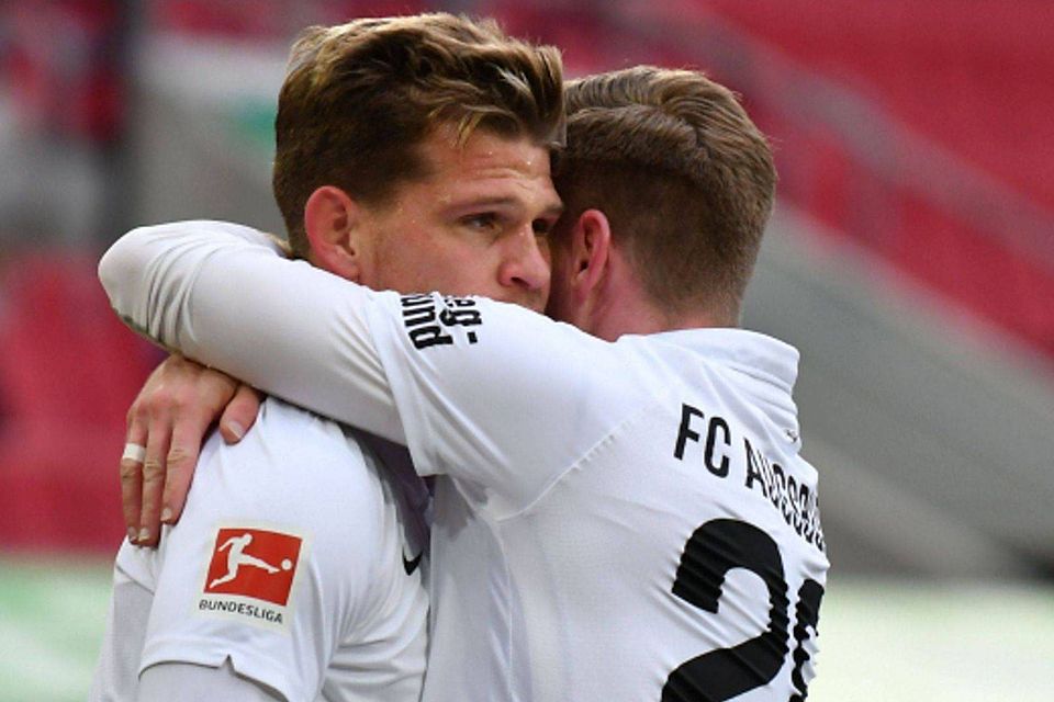 Umarmung nach dem erlösenden ersten Treffer: FCA-Stürmer Florian Niederlechner (l.) wird von Passgeber Andre Hahn beglückwünscht.  
