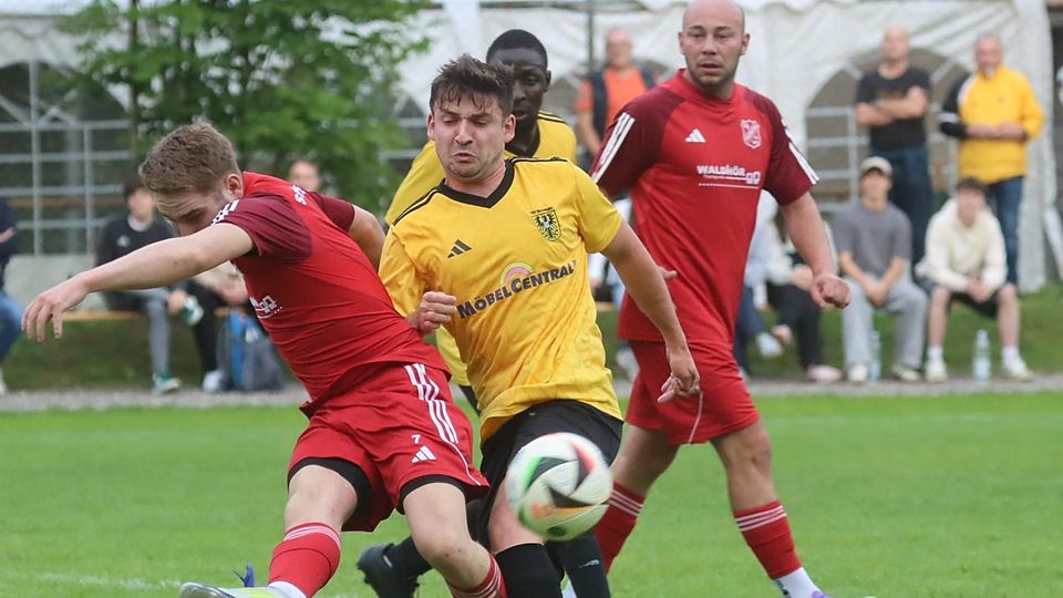 Hart umkämpft war das Gruppenfinale zwischen dem TSV Schongau (in Gelb, hier Clemens Riedl im Duell mit Noah Tasler) und dem favorisierten SV Fuchstal.