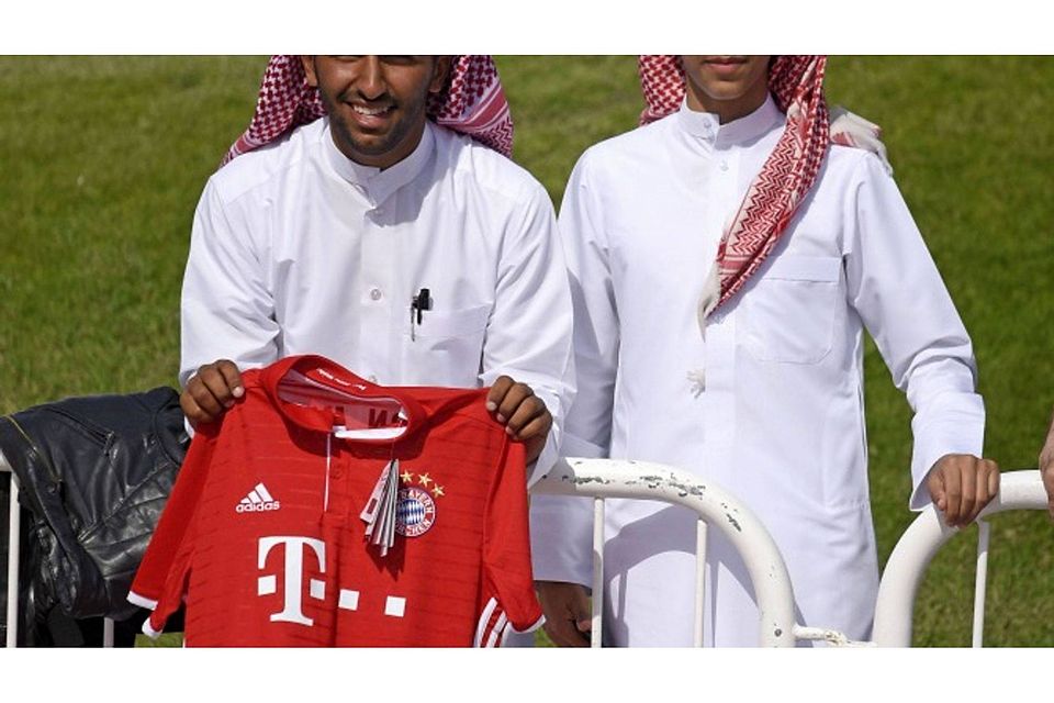 Katarische Fans beobachten den FC Bayern beim Training. imago/MIS / imago sportfotodienst