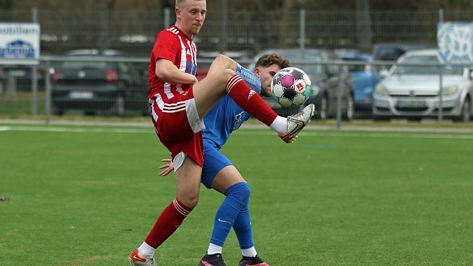 Den Angriff sauber abgewehrt: Der Pfeddersheimer Mittelfeldspieler Maximilian Gumz (rotes Trikot) stoppt Julian-Etienne Wenzel vom SV Horcheim II.	