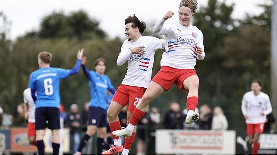 Niklas Ellerwald (links) und Torschütze Maurits Nagel feiern die 1:0-Führung gegen A/O. Foto: Struwe