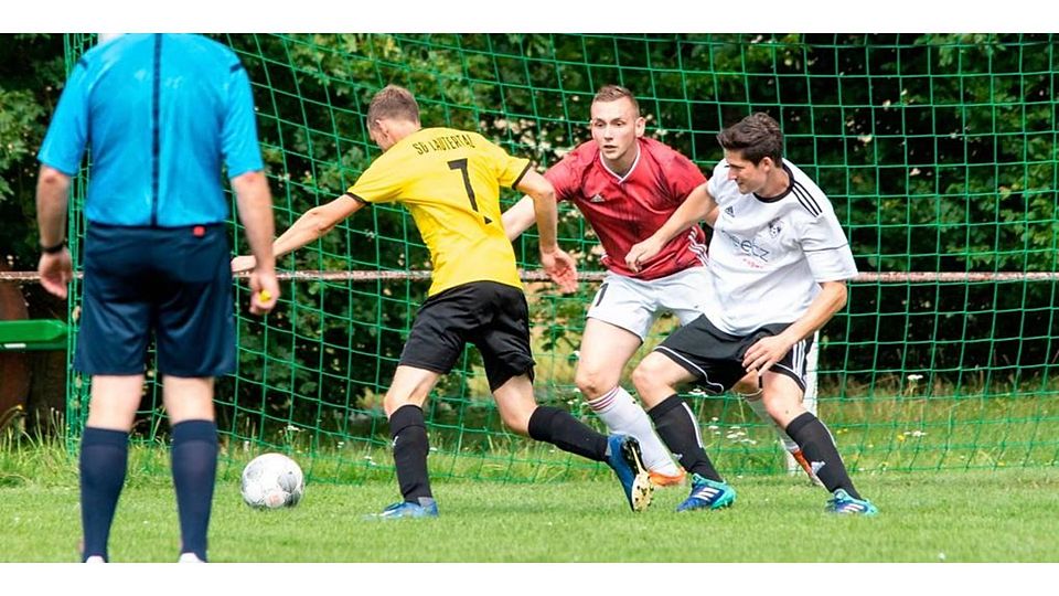Der 5:1-Auftakterfolg bei der SG Lautertal war einer von bislang sechs Saisonsiegen, die René Schwarzhaupt und Torhüter Julian-Filip Krzyzosiak (von rechts) mit der SG Grebenhain/Bermuthshain eingefahren haben. Foto: Volk 