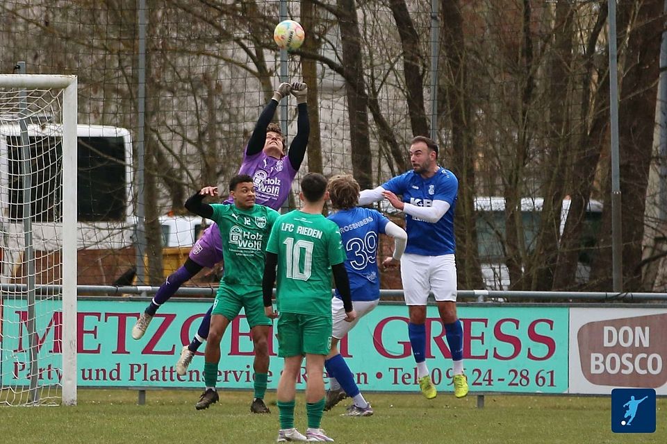 TuS Rosenberg (in Blau-Weiß) oder 1. FC Rieden (in Grün), wer hat im Buhlen um Platz 2 am Ende die Nase vorne?