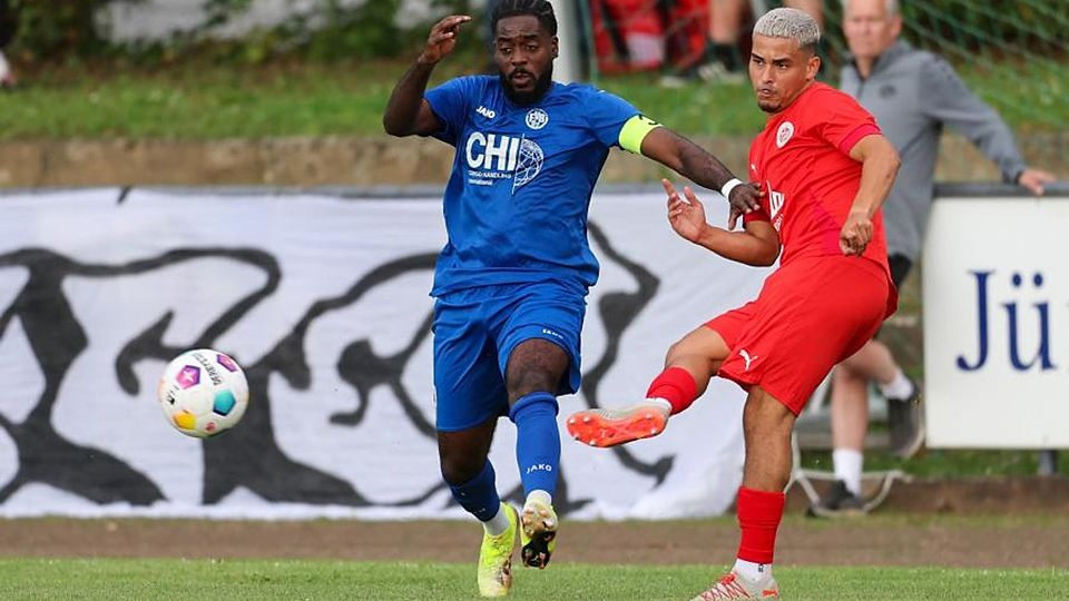 Die Verbandsliga-Lokalrivalen Biebrich 02 (links Derrick Amoako) und der Türkischer SV um Nazim Khababa (rechts) wollen weiter um den Aufstieg in die Hessenliga mitischen. 	