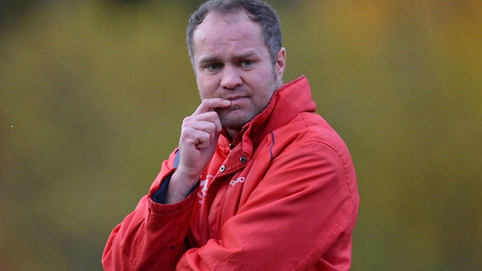 Ratlos an der Außenlinie: Zeljko Cosic, Trainer der SG Klengen-Kirchdorf, wechselte sich für 180 Sekunden selbst ein, konnte aber die 1:4-Niederlage beim SV Hölzlebruck nicht verhindern.  | Foto: Patrick Seeger