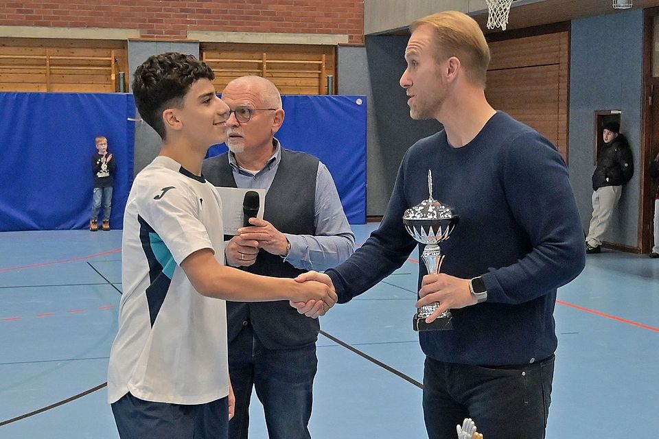 OB Marco Siesing überreicht die Pokale