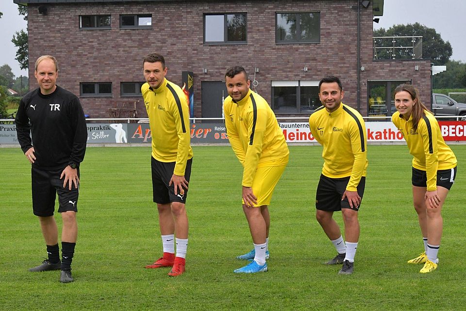 Errungenschaften: Vor dem neuen Klubheim präsentiert Maik Uffelmann, Trainer des FC Kaunitz, die Neuzugänge Nico Thieschnieder, Kevin Ikeakhe und Mert Bozkurt (v.l.). Sie bekommen es ab sofort mit der neuen Co-Trainerin Annabel Jäger zu tun.