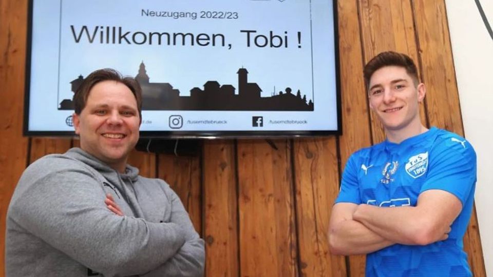 Erndtebrücks Sportlicher Leiter Holger Lerch mit Neuzugang Tobias Hombach