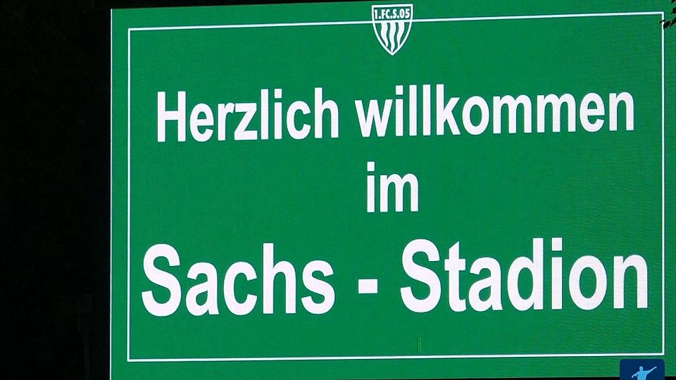Nicht alltäglich: Die Schweinfurter begrüßen künftig ihre Gäste in der "Riedel Bau Arena im Sachs-Stadion". 