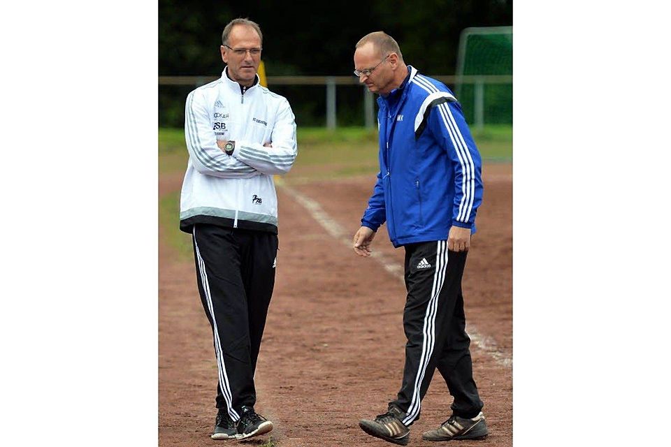 Trainer Udo Dornhaus (links) und Klubchef Michael Kunz freuen sich über die Verpflichtung von Ex-Profi Ioannis Masmanidis., Foto: Uli Herhaus