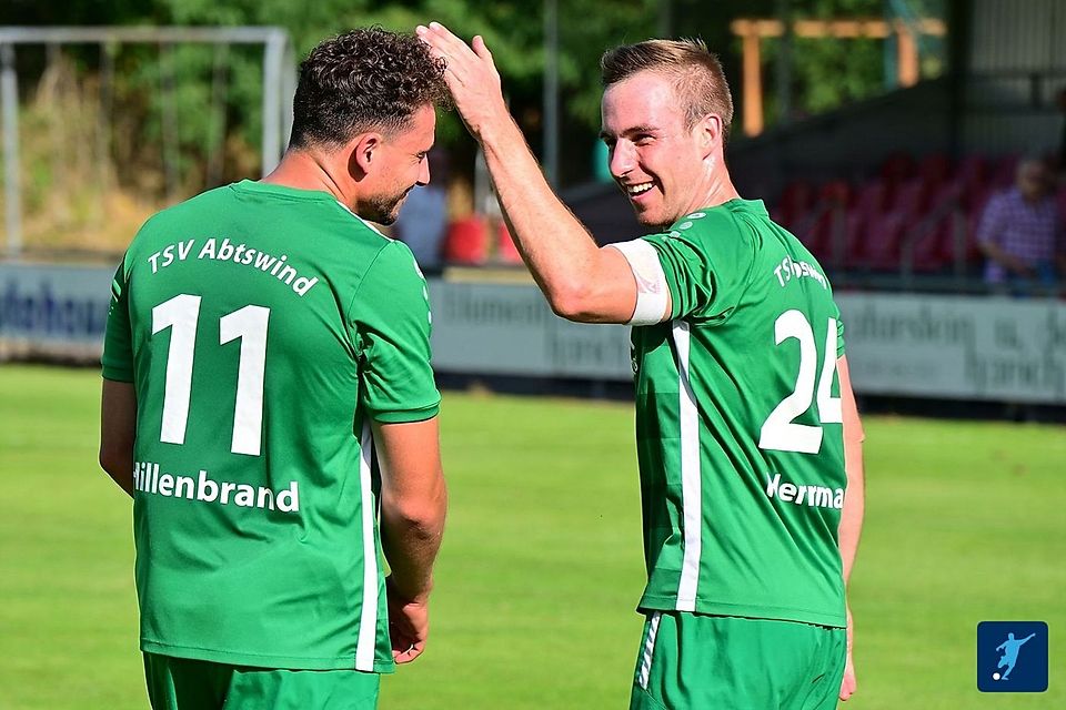 Noch 14 Spiele, dann wird Michael Herrmann (rechts) nicht mehr das Trikot samt Kapitänsbinde des TSV Abtswind überstreifen.