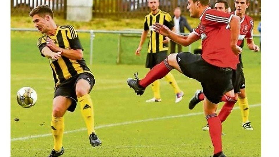 Frank Walter kann den 20-Meter-Hammer von Pascal Reiter nicht abblocken, der Ball wird noch abgefälscht und es heißt 1:0 für die Hausherren. Foto: Britz